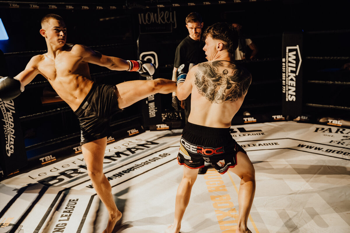 Highkick im Ring während eines K1-Kampfs