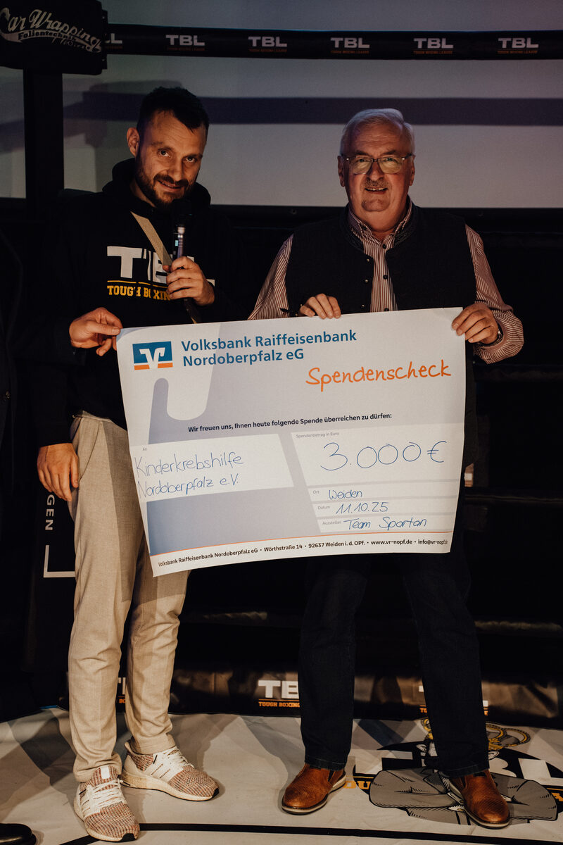 Übergabe des Spendenschecks über 3.000 Euro an die Kinderkrebshilfe