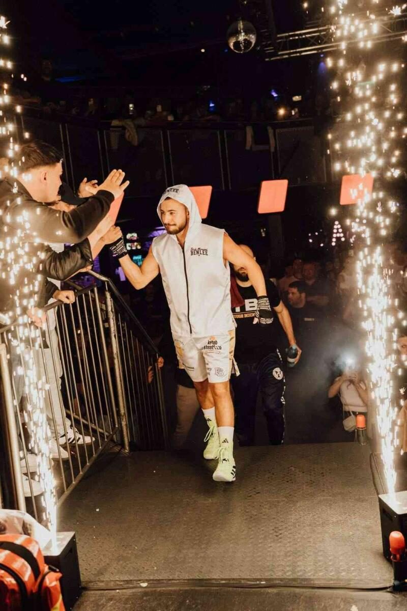Kämpfer beim Einlauf zur Spartan Fight Night